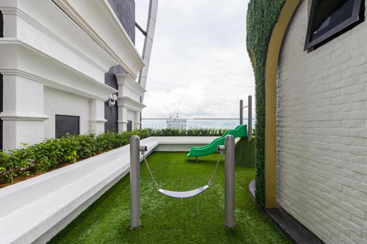 Arte Mont Kiara Aparthotel Kuala Lumpur Exteriör bild Artificial grass on a balcony