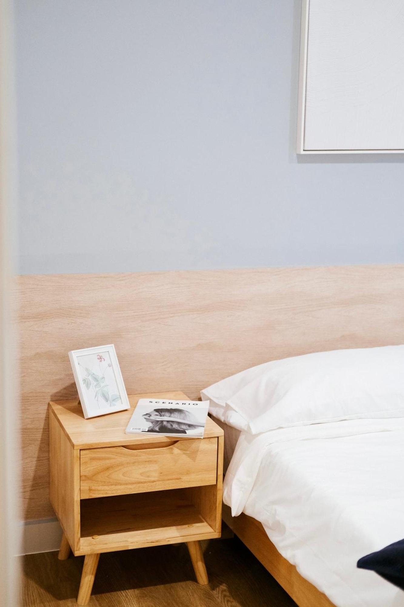Arte Mont Kiara Aparthotel Kuala Lumpur Exteriör bild A bedside table