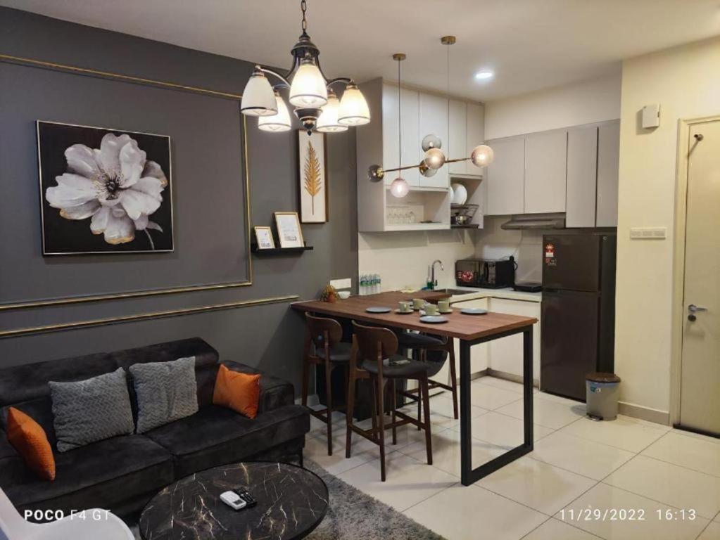 Arte Mont Kiara Aparthotel Kuala Lumpur Exteriör bild A modern living room with a kitchen
